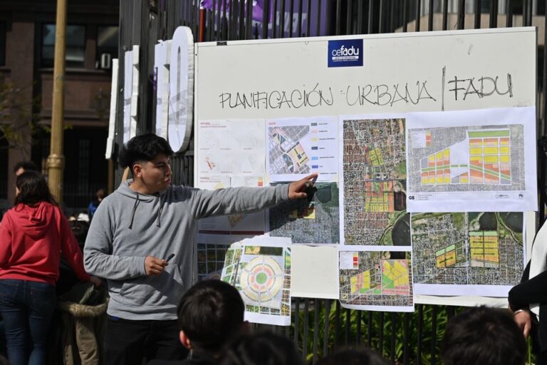 Clases públicas en Plaza de Mayo: docentes rechazan el inminente veto a la ley de financiamiento universitario