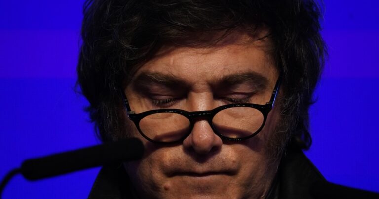 Para el Financial Times, Javier Milei atraviesa la mayor crisis de su presidencia: «Al león lo mojaron con una manguera»