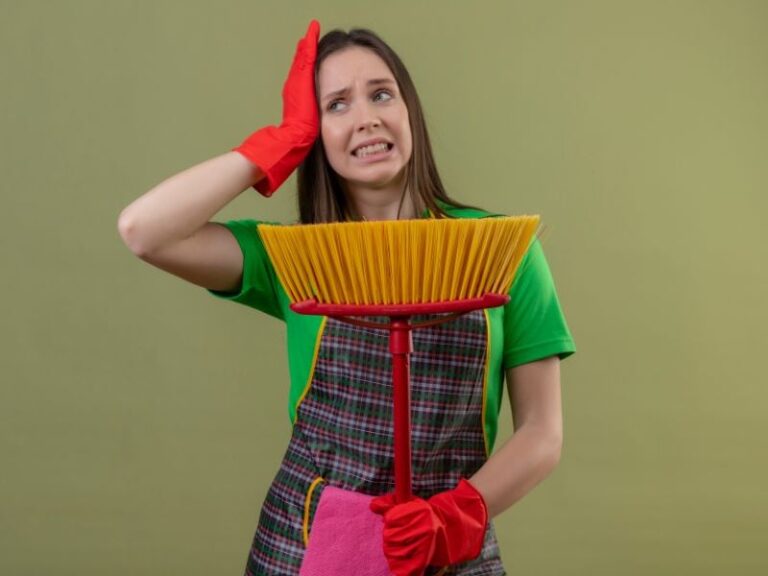 En qué lugar de la casa se debe colocar la escoba para alejar las malas energías, según expertos en Feng Shui