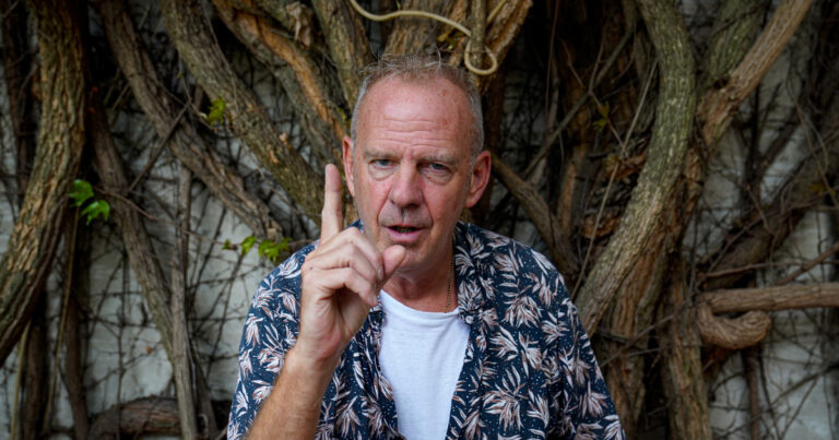 Fatboy Slim, el DJ que dejó las drogas, no quiere grabar más discos, llena estadios, fue a ver a River y suele poner un tema de Charly García