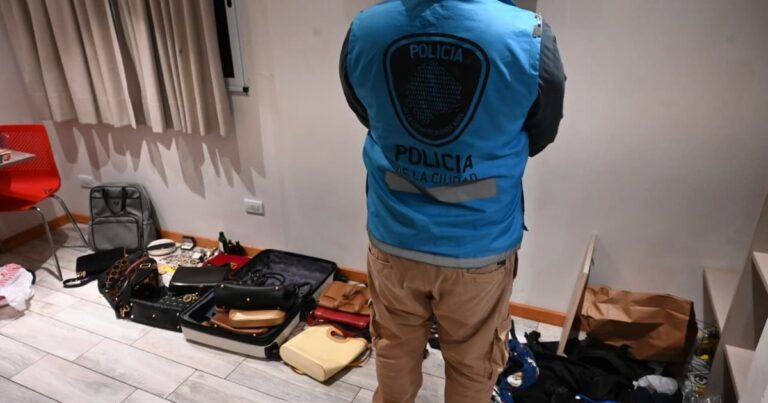 Detuvieron a la banda que robó en la casa de Pampita: encontraron carteras de lujo, celulares y dinero de la modelo
