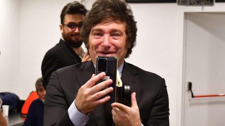 El único y polémico posteo que hizo Javier Milei sobre el triple femicidio: «A quién culpan?»