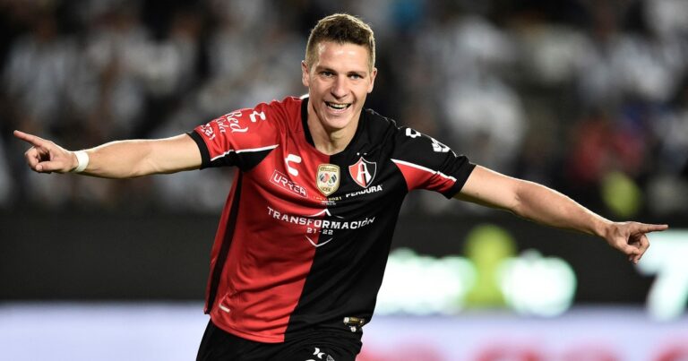 Un histórico goleador del fútbol argentino deja la Liga Profesional para volver a jugar en Deportivo Winifreda, el club de su pueblo de apenas 3.000 habitantes