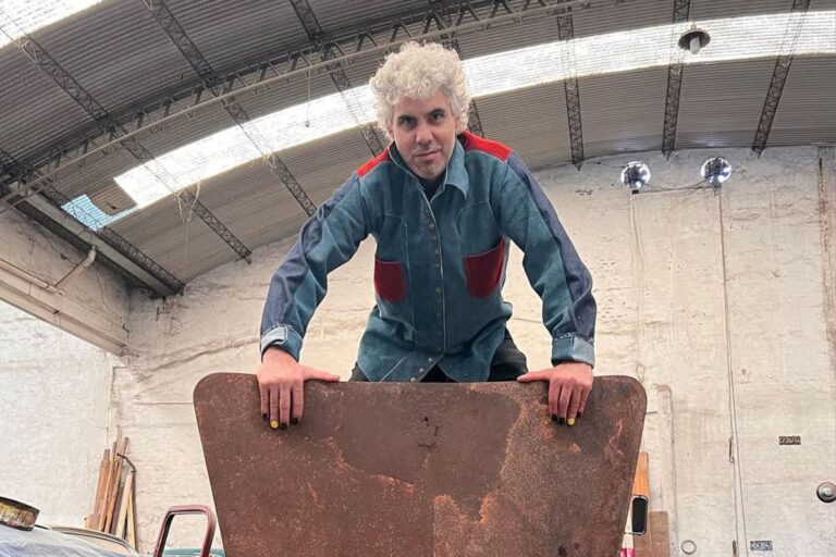Dejó su cargo de gerente en una multinacional para dedicarse al arte: hoy vende sus obras en el exterior y logró exponer en el Louvre