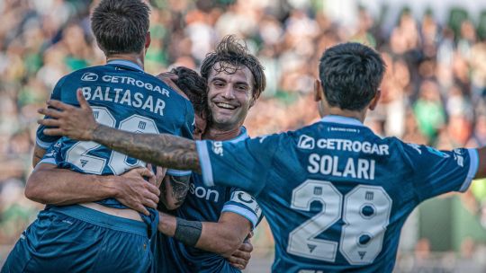 Racing la pasaba mal ante Banfield, pero acertó dos golpes de nocaut y se fue feliz