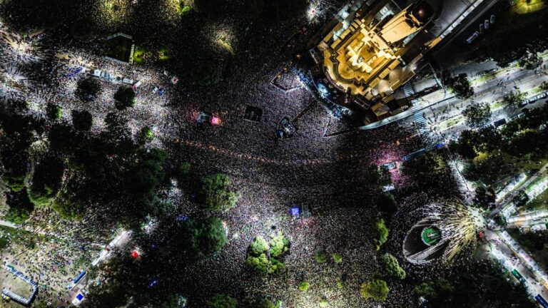 Fito Páez reunió más de 300 mil personas en show gratuito en el Monumento a la Bandera