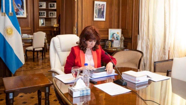 Cristina Kirchner rompió el silencio y criticó a la Justicia y al Gobierno: «El show debe continuar»