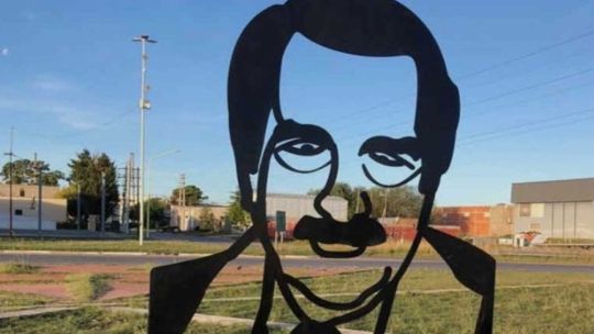 Google Maps confundió un monumento a Raúl Alfonsín con un homenaje a Saddam Hussein