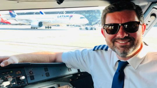 El piloto del vuelo de Adorni a Punta del Este contradijo su versión: El viaje lo reservó y lo pagó Grandio