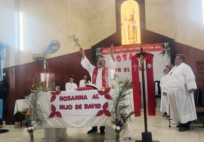 Fieles participando de la Bendición de Ramos en una parroquia de La Banda, Santiago del Estero.