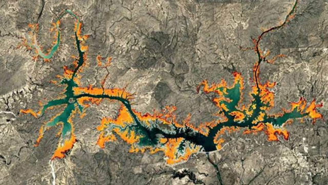 Mapa satelital mostrando cambios en el color del agua de un embalse a lo largo del tiempo