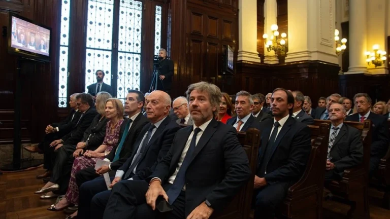 Ilustración de una balanza de la justicia y documentos oficiales.