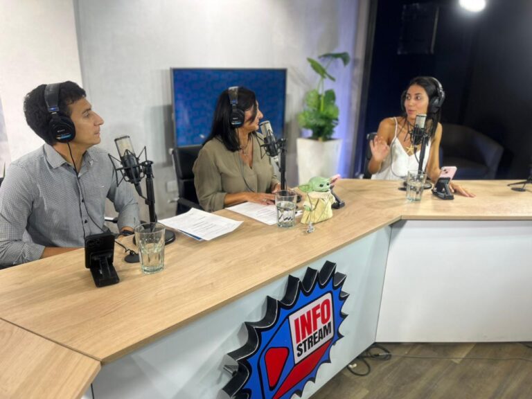 Especialistas médicos durante la grabación del programa Info Salud, enfocado en nutrición infantil.