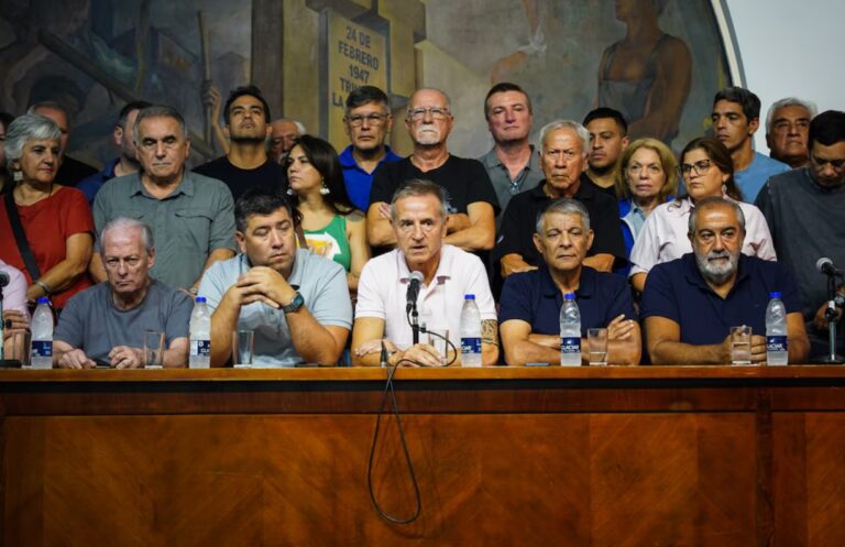 Símbolo de la justicia sobre un libro de leyes
