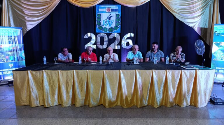 Autoridades, homenajeados y dirigentes en la presentación de la temporada 2026 de la Liga Añatuyense de Fútbol en Añatuya.