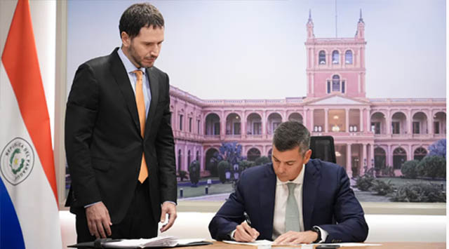 Presidente de Paraguay, Santiago Peña, firma documento relacionado al acuerdo Mercosur-UE.