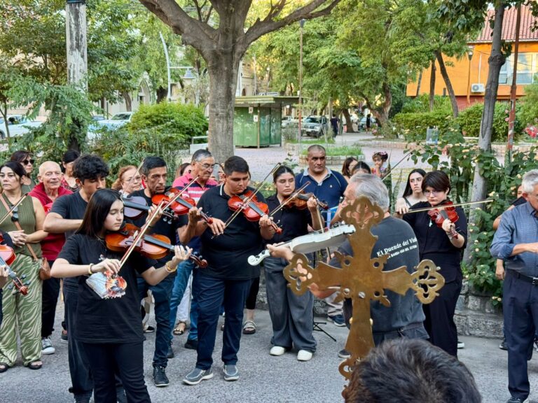 Procesión del Vía Crucis acompañada por músicos con violines en calles céntricas de Santiago del Estero