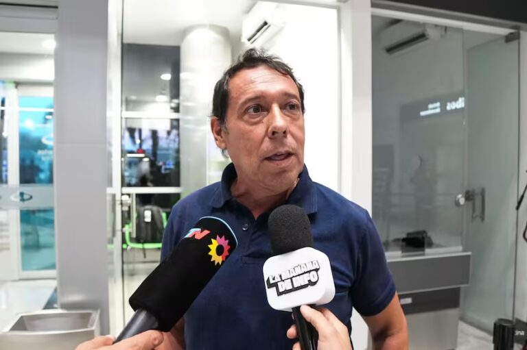 Fotografía ilustrativa de una balanza de la justicia sobre un código legal.