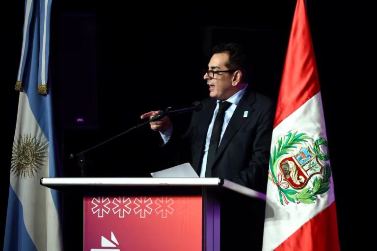 Público abuchea a Leonardo Cifelli en la Feria del Libro de Buenos Aires