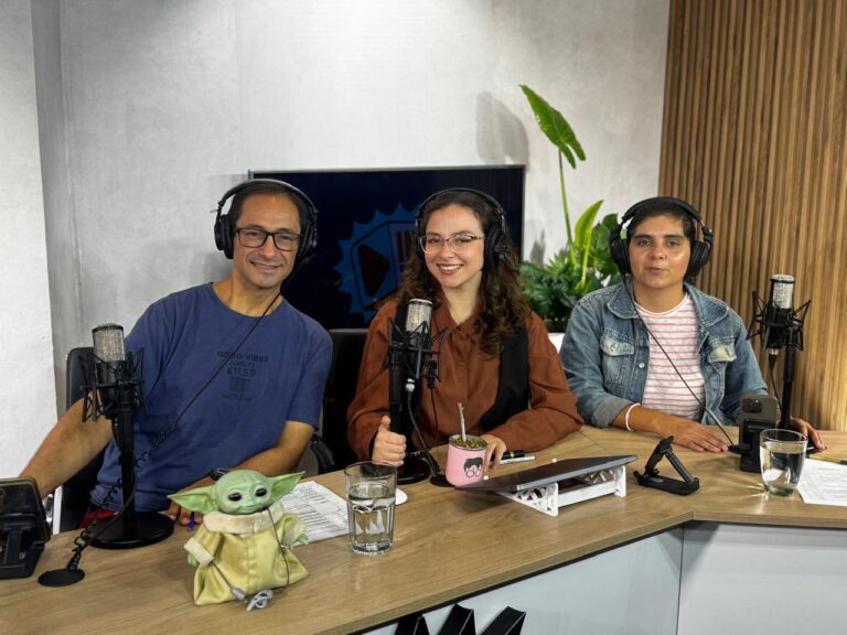 Logotipo de La Mañana de Info con fondo de micrófonos y pantalla de estudio