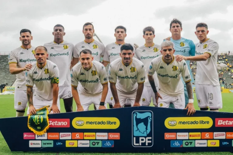 Aldosivi y Estudiantes de Río Cuarto se enfrentan en el Estadio José María Minella de Mar del Plata.