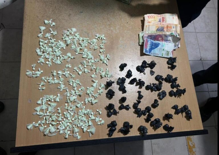 Efectivos policiales durante un procedimiento de allanamiento en la ciudad de La Banda, Santiago del Estero.