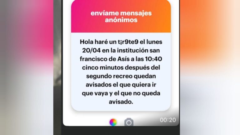 Fachada de una institución educativa con presencia policial simbólica.
