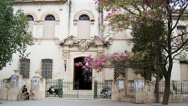 Fachada de una escuela en la ciudad de La Banda, Santiago del Estero