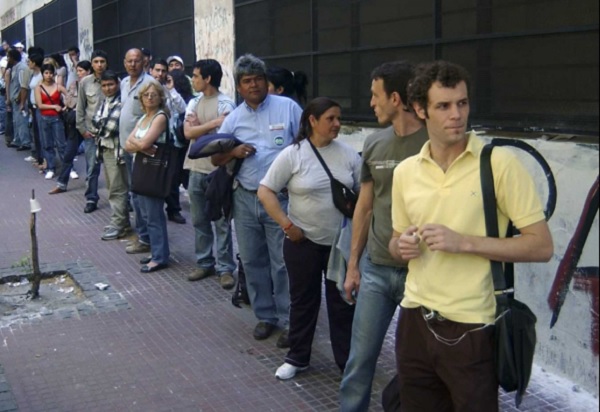 Gráfico ilustrativo de niveles educativos y tasas de empleo en Argentina