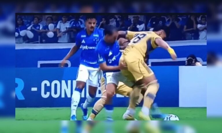Adam Bareiro reclama al árbitro durante el partido Cruzeiro vs. Boca