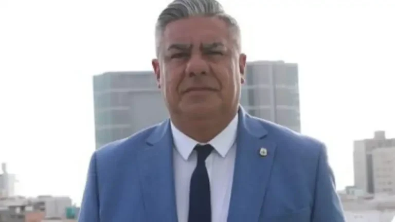 Símbolo de la justicia frente a un balón de fútbol, representando la causa judicial que involucra a la AFA.