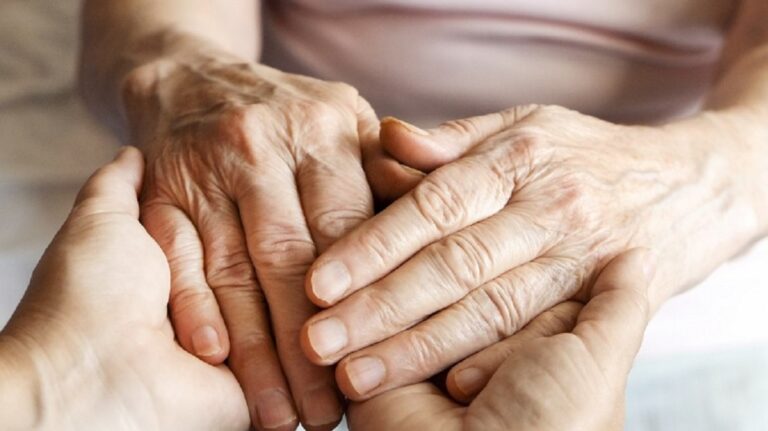Persona mayor realizando ejercicios de movilidad suave, representando la actividad física como terapia para el Parkinson.