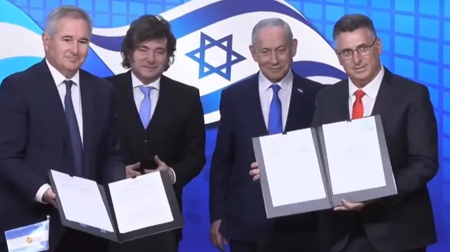 El presidente Javier Milei y el primer ministro Benjamin Netanyahu firman acuerdos en Jerusalén.