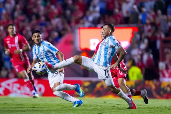 Jugadores de Argentinos Juniors y Atlético Tucumán durante el partido del Torneo Apertura.