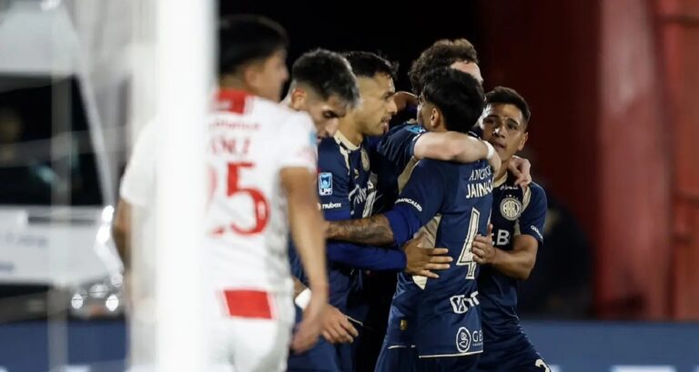 Jugadores de Argentinos Juniors celebrando un gol ante Huracán en el estadio Diego Armando Maradona