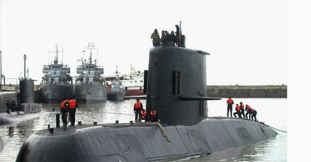 Infografía o imagen representativa de un submarino y la bandera argentina, en relación a la defensa marítima.