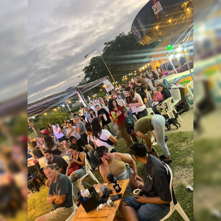 Puesto de la feria ArteVivo con artesanías y diseños locales en Santiago del Estero