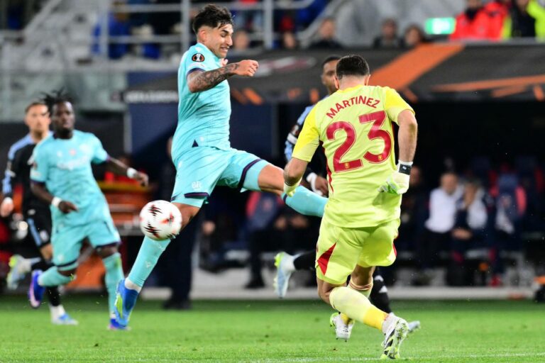 Jugadores de Aston Villa y Bologna durante el partido de la UEFA Europa League en el estadio Renato Dall'Ara.