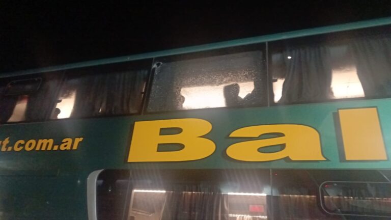 Colectivo de larga distancia en la terminal de ómnibus, con referencia a los hechos ocurridos en la Ruta 9.