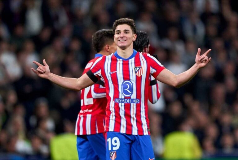 Julián Álvarez celebra un gol con la camiseta del Atlético de Madrid en un partido de Champions League