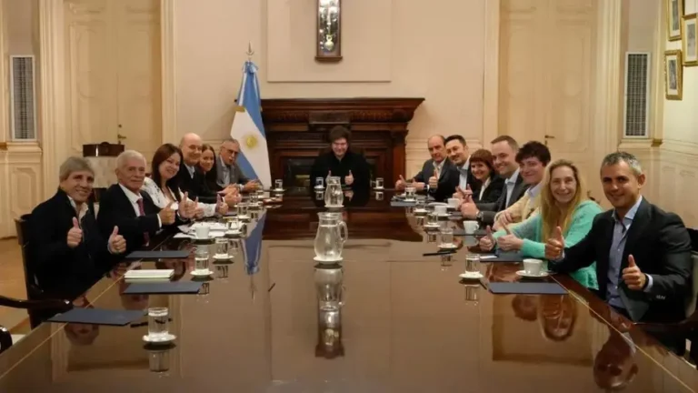 Gráfico ilustrativo mostrando la evolución de los sueldos en el Gabinete nacional.