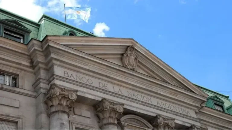 Logo del Banco de la Nación Argentina y un documento de reglamentación