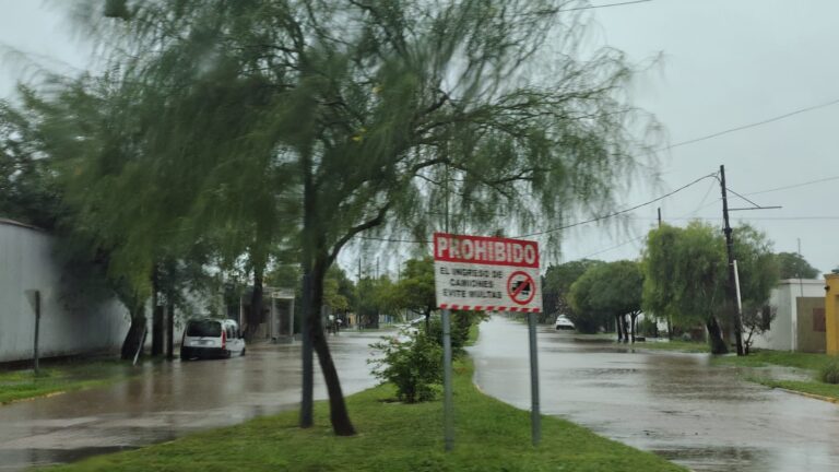 Calle anegada en la ciudad de Bandera, Santiago del Estero, tras las intensas lluvias.