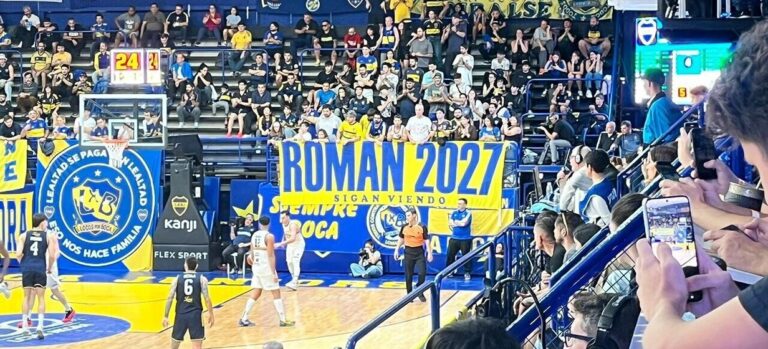 Bandera con inscripción Román 2027 en la Bombonerita durante partido de básquet de Boca Juniors
