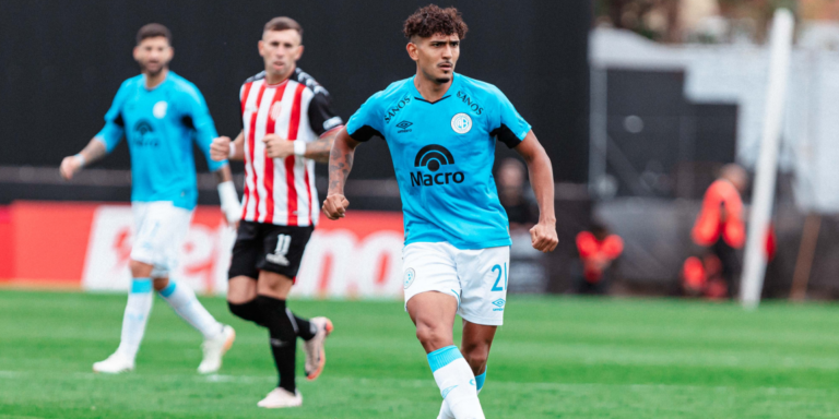 Jugadores de Barracas Central y Belgrano durante el partido en el estadio Claudio Tapia.