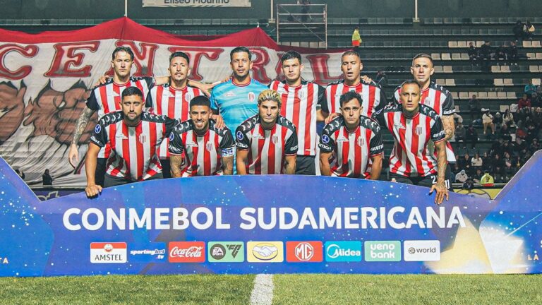Jugadores de Barracas Central y Audax Italiano en partido de Copa Sudamericana