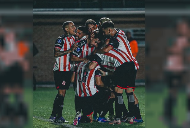 Jugadores de Barracas Central y Audax Italiano durante el partido de Copa Sudamericana