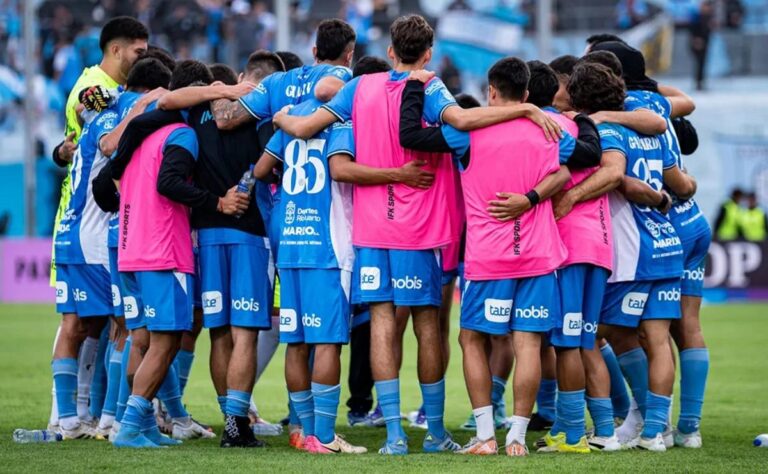 Jugadores de Barracas Central y Estudiantes de Río Cuarto durante el partido de fútbol.