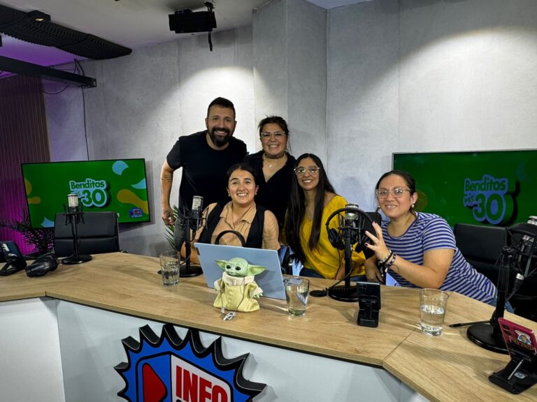 Participantes del programa Benditos mis 30 en un set de grabación