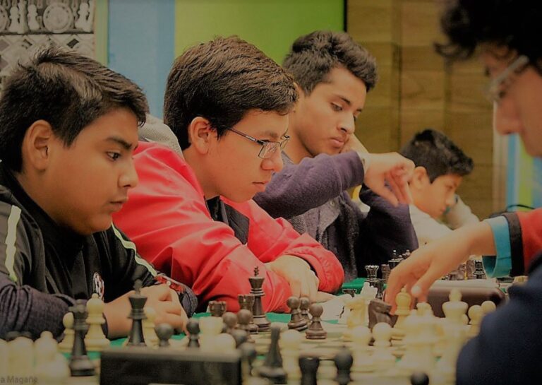 Personas jugando al ajedrez en la Biblioteca Popular Jorge W. Ábalos, Barrio Autonomía, Santiago del Estero.